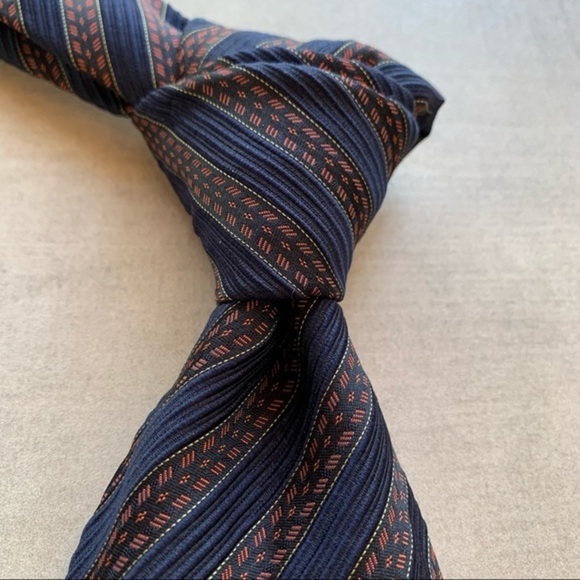 Italo Ferretti Hand Made Textured Silk Tie - Picture 3 of 7
